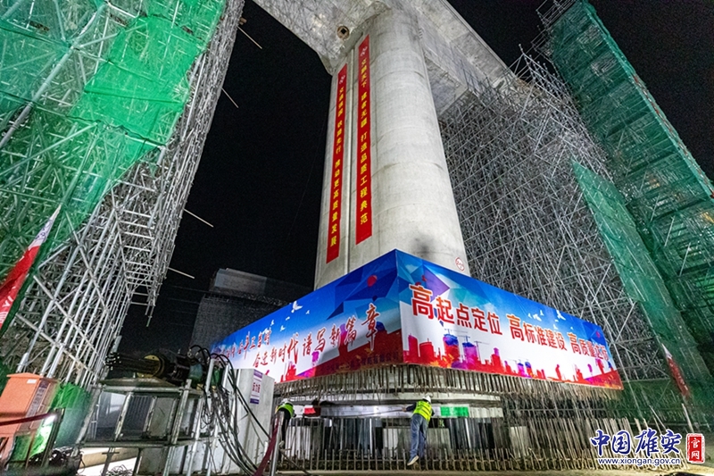 8月27日零點07分，京雄城際鐵路跨津保鐵路連續梁開始轉體。這是京雄城際鐵路全線第一個跨既有高速鐵路轉體，也是雄安新區第一個橋梁轉體。中國雄安官網記者馬夢迪 攝