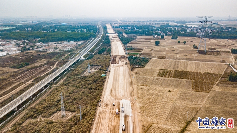 在容易線（新區段）公路一期工程施工現場，各種機械車輛正在忙碌作業。中國雄安官網高盟 攝