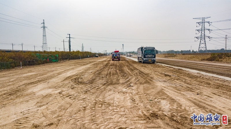 容易線（新區段）公路一期工程起點位于容固路與新區界交界處（小野橋村北側），而后沿容固路線位向東南方向至沙河村南側，再沿天津干線北側向東，在薛莊村西南角接現狀省道S333，下穿京雄高速后止于薛莊村南側。中國雄安官網高盟 攝