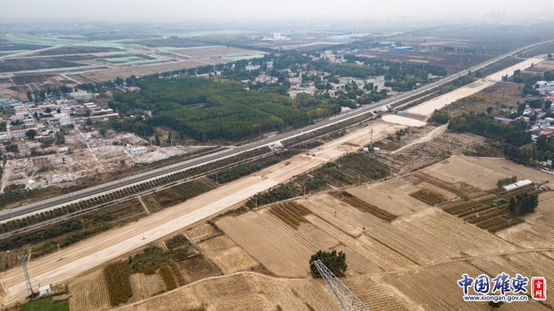容易線（新區段）公路全長約18.5公里，雙向6車道，設計時速80公里。建成后，將成為雄安新區主要的建筑材料運輸通道。中國雄安官網高盟 攝