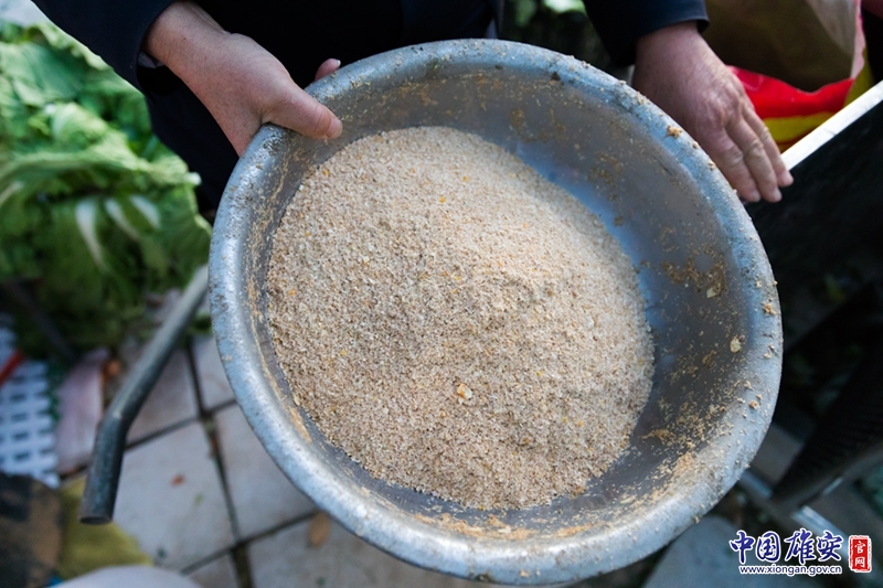 每天為梅花鹿準備食物是李國元的工作之一。中國雄安官網(wǎng)陳凱昆 攝