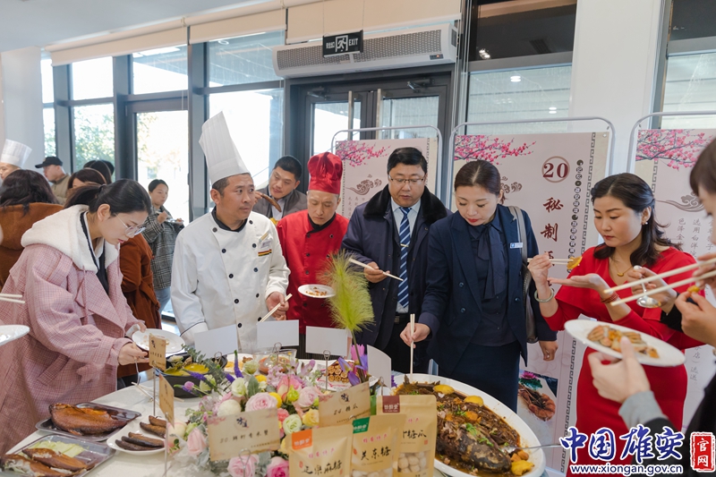 活動現(xiàn)場，嘉賓正在品嘗各色美食。中國雄安官網(wǎng)陳凱昆 攝