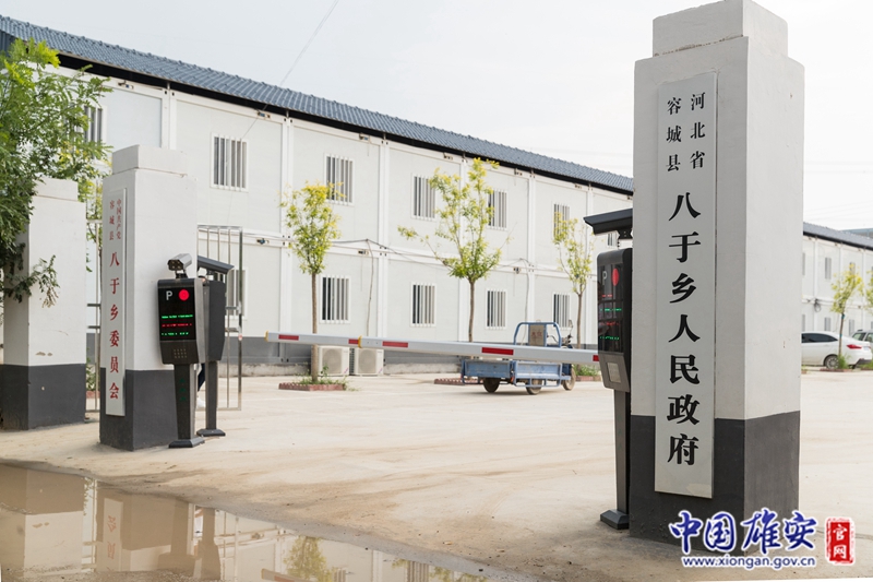 雄安新區(qū)容城縣八于鄉(xiāng)大張堡村位于縣東北部（現(xiàn)容東片區(qū)北部），全村共291戶。王占忠是大張堡村黨支部書記、村委會(huì)主任，帶領(lǐng)全村人民致富奔小康。雄安新區(qū)設(shè)立以后，2019年因容東片區(qū)和容易線建設(shè)需要，大張堡村需進(jìn)行部分征遷；2020年因雄安郊野公園項(xiàng)目需要，大張堡村整村需進(jìn)行征遷。作為村干部的王占忠，總是沖鋒在征遷一線。中國(guó)雄安官網(wǎng)記者牛思佳 攝