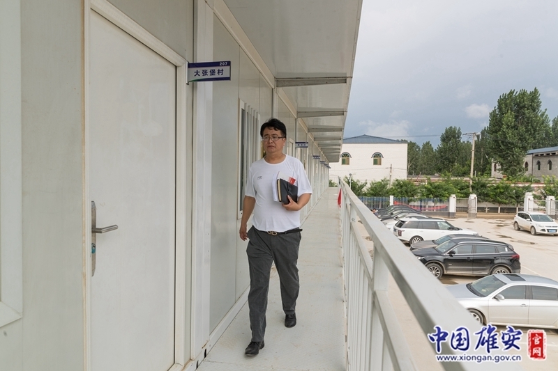 自征遷安置工作啟動(dòng)以來(lái)，王占忠每每跟著征遷駐村工作隊(duì)員入戶調(diào)查，給群眾宣傳和解釋新區(qū)征遷安置政策，以實(shí)際行動(dòng)踐行著“全心全意為人民服務(wù)”的使命和擔(dān)當(dāng)。王占忠以身作則、率先垂范，帶頭提交搬遷騰退申請(qǐng)書，支持新區(qū)發(fā)展建設(shè)，充分發(fā)揮了黨員干部的先鋒模范作用。中國(guó)雄安官網(wǎng)記者牛思佳 攝