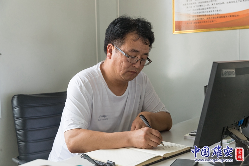 工欲善其事，必先利其器。征遷安置工作結(jié)束不久，回遷工作也隨即啟動(dòng)，王占忠主動(dòng)學(xué)習(xí)相關(guān)政策，力求學(xué)精學(xué)透，更好服務(wù)群眾。無(wú)論是分房搖號(hào)的小程序操作，還是住房分配辦法、契稅繳納政策、公共維修基金政策、網(wǎng)簽備案流程、村民回遷后享受的相關(guān)政策，王占忠都了然于胸。“只有把各項(xiàng)回遷政策弄通弄懂，才能做好群眾的思想工作。”王占忠說(shuō)。中國(guó)雄安官網(wǎng)記者牛思佳 攝
