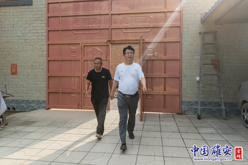 王占忠總是從群眾的角度思考問(wèn)題，詳細(xì)分析每個(gè)家庭的情況，“一戶一策”，形成工作預(yù)案，提前預(yù)防、化解可能出現(xiàn)的矛盾隱患。圖為王占忠與原村委會(huì)主任來(lái)到村民夏全貴家中為其介紹回遷相關(guān)政策和流程。夏全貴將于2022年下半年回遷，現(xiàn)與老伴居住在八于鄉(xiāng)李莊村女兒家中。中國(guó)雄安官網(wǎng)記者牛思佳 攝