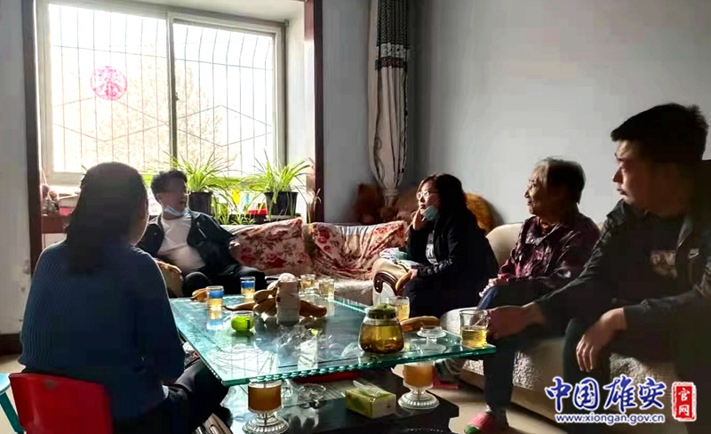 公平、公正，毫不徇私，為群眾干實(shí)事、干好事，是王占忠在村民心中的形象。在征遷安置過(guò)程中，王占忠的一位親戚因?yàn)榘仓梅抠?gòu)買權(quán)認(rèn)定的事情，私底下找他幫忙。但這位親戚并不滿足相關(guān)條件，為保證征遷工作公平、公正，王占忠一口回絕了他。“不舍小家，哪來(lái)大家？不舍私情，哪里有公平公正？老百姓的眼睛是雪亮的。”王占忠堅(jiān)定地說(shuō)。中國(guó)雄安官網(wǎng)發(fā)