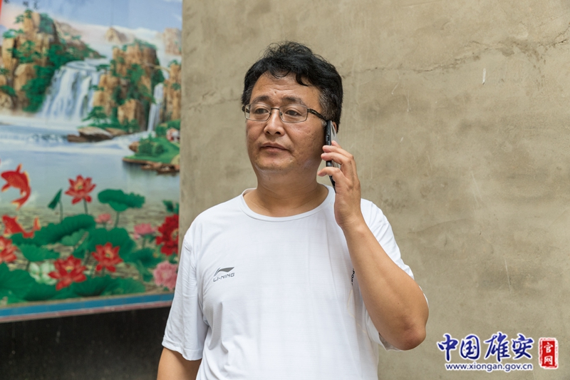 雄安畫卷徐徐鋪展，千年大計(jì)譜寫新篇。能夠參與到雄安新區(qū)的建設(shè)，王占忠心潮澎湃、干勁十足。王占忠說(shuō)：“雄安就是我的家，未來(lái)美好的生活觸手可及，看到鄉(xiāng)親們臉上的笑容，這一切都值了。”中國(guó)雄安官網(wǎng)記者牛思佳 攝