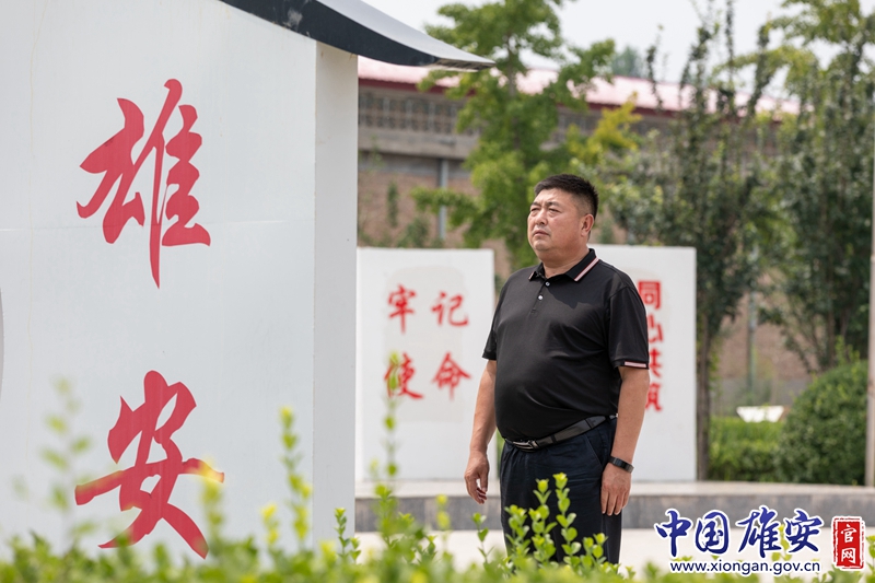 農家小院鱗次櫛比，村內荷香滿園、小橋流水，現代農業大棚內果蔬生長……新農村建設是什么模樣？或許雄安新區雄縣米家務鎮米東大村黨支部書記蘭占友能給出答案。二十年前，米東大村還是個經濟落后、農民增收慢、村莊形象差的落后村。如今的米東大村，現代和傳統交織碰撞、蓬勃生長，科技與文化多元融合、交相呼應。中國雄安官網記者毛鶴然 攝