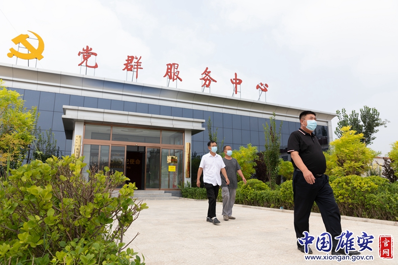 雄安新區設立后，蘭占友對自己提出更高標準更高要求。2019年6月，蘭占友跟隨雄縣學習考察團到都江堰、上海等地培訓走訪，學習美麗鄉村建設的先進理念、先進經驗、先進模式。通過調研，他發現當地農村建設大多通過黨群服務中心開展便民服務工作。回來后，蘭占友心里總是惦記著這件事兒。“一方面加強基層黨建，讓基層黨組織更有戰斗力，更好地為人民服務。另一方面經濟發展了，我得想辦法讓大家伙兒的日子過得更舒心、更敞亮，所以我就咬牙決定建成它！”中國雄安官網記者毛鶴然 攝