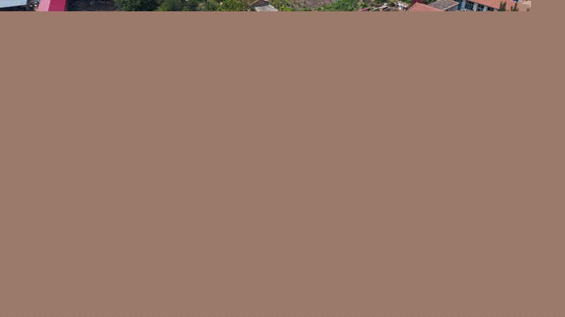 2020年初，蘭占友帶領村“兩委”籌集資金180萬元，高標準打造了雄縣首個集“黨建活動、為民服務、培訓教育、協商議事、文化宣傳”等功能為一體的黨群服務中心。該中心配有綜合服務站、黨群服務大廳、黨建文化展示區、農家書屋、可容納百人的多功能會議室、文體活動廣場，推行一站式便民服務，做到服務群眾零距離。中國雄安官網記者毛鶴然 攝