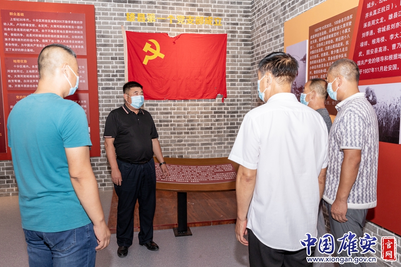 “生命可以透支，使命卻不能欠賬。”蘭占友說。在完善硬件建設的同時，蘭占友在隊伍建設、制度建設上大做文章，全面發揮基層黨組織戰斗堡壘作用和黨員先鋒模范作用。每月15日，蘭占友定期組織全村黨員集中學習，通過支部書記講黨課、專人領學、重溫紅色經典等多種方式，讓黨員學黨史、學理論，并撰寫學習心得體會。同時，蘭占友注重在致富能手、退伍軍人和返鄉創業知識青年中發展黨員，不斷壯大黨組織力量。通過制度的建立與實施，進一步凝聚了黨心民心，為各項工作的順利開展奠定了良好的基礎。中國雄安官網記者毛鶴然 攝