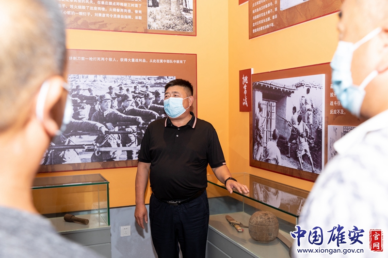 米家務鎮是紅色革命老區。依托黨群服務中心，米東大村打造了冀中十分區抗戰紀念館。如今，紀念館已經接待了一批又一批參觀者，蘭占友向他們介紹抗日戰爭時期，米家務人民在黨的領導下進行的偉大斗爭，紀念英勇赴義的革命英烈，希望紅色精神能傳承發揚。“這些偉大的事跡、動人的精神，需要代代相傳，所以我必須站好這班崗，要讓村民知道我們身上流著英雄先烈的血，要用這種精神在新時代建設好我們的家園。”蘭占友說。中國雄安官網記者毛鶴然 攝