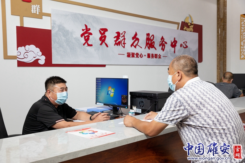 “大隊搬新家了，寬敞明亮，我們辦事更方便了。”村民們對黨群服務中心贊嘆不已。如今，米東大村智能現代的黨員群眾服務中心成了村里的“新地標”，村民們有啥生活上解決不了的難題，都愛往這里跑。一位村民說：“一到這兒，心就踏實了，蘭書記總有辦法幫著解決困難。”辦公間隙，蘭占友說：“作為一名老黨員，服務群眾是我的職責，我只是做了一些我應該干的事兒。”中國雄安官網記者毛鶴然 攝