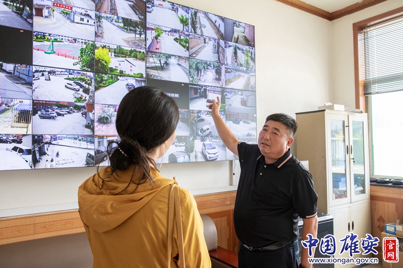 “我們充分運用信息科技手段，提升管理效率。”蘭占友指著身側的智慧監控平臺說，有了它，村干部能夠實時把控村內交通、衛生、治安等情況，數塊監控視頻可隨時切換，村內主要交通路口、重點區域一目了然，基本實現了監控全覆蓋，為基層社會治理保駕護航。中國雄安官網記者毛鶴然 攝