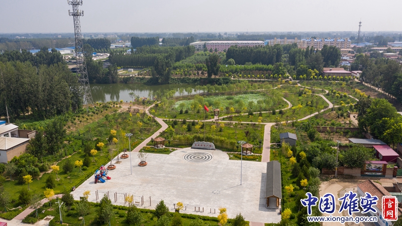 一枝獨秀不是春，百花齊放春滿園。黨群活動中心建設過程中，蘭占友沒閑著，他瞄準村里的臟亂空地和小水坑，把人居環境整治提升作為支部重點工作。除了定期組織黨員和群眾對村內外公共地段、道路兩側、溝渠等進行全方位無死角清理，蘭占友還帶領大家完成了村內污水管網改造4000余米，旱廁改造215座，修建3處公共衛生間。2020年，占地53畝集保護生態、美化環境、文化傳承、休閑娛樂于一體的休閑廣場竣工完成，內設65平方米的大型音樂噴泉、人工湖、廊道、涼亭等娛樂設施，成為村民休閑娛樂的好去處。中國雄安官網記者毛鶴然 攝