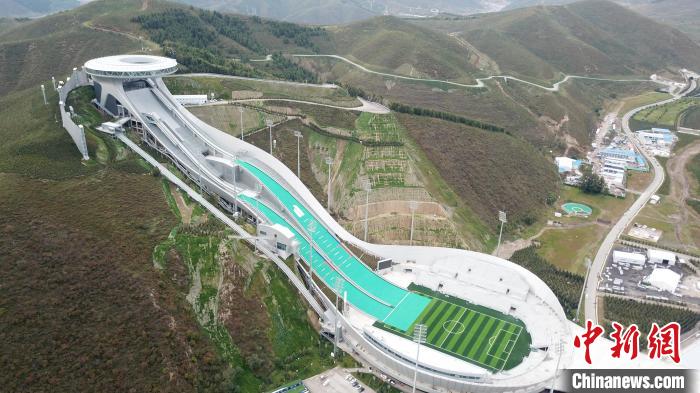 “雪如意”建設中為什么用塔吊運物料，而不修建運輸道路？