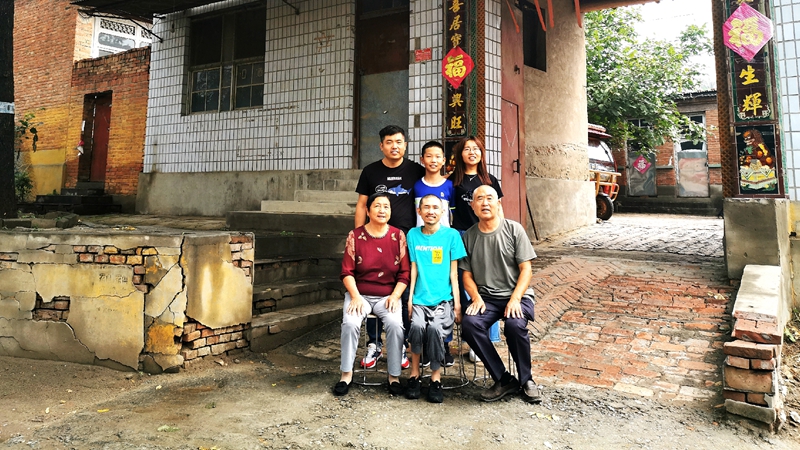 十五月兒圓，團(tuán)圓人心悅——容城縣開展征遷村“心連心 送溫暖 全家福拍攝”活動