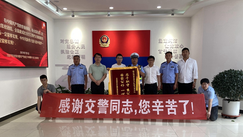 點贊容城交警！男子突感不適，交警護航送醫