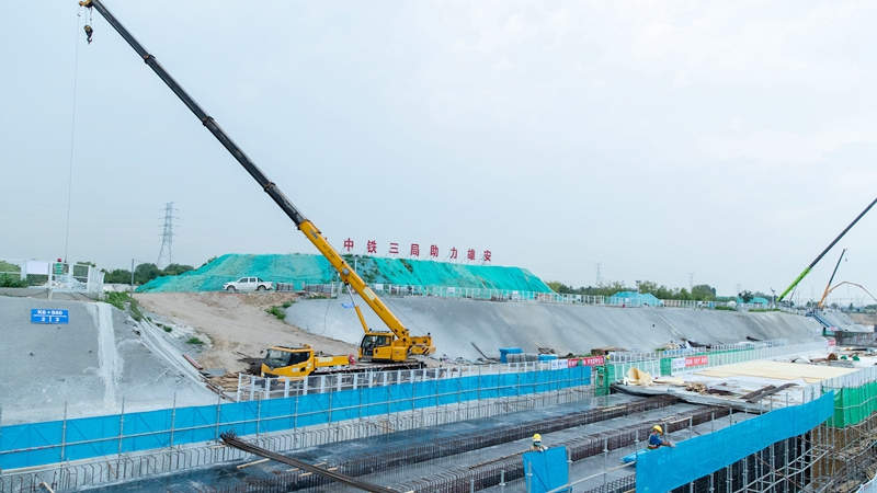 看建雄安丨景觀大道！雄安起步區(qū)海岳大街建設(shè)如火如荼