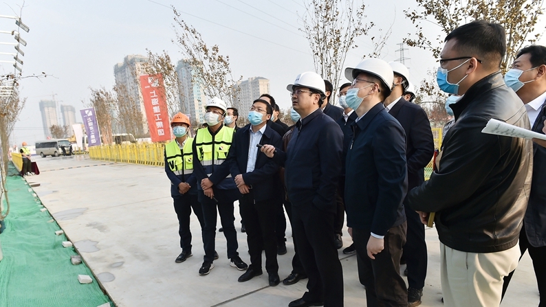 時政播報丨張國華調(diào)研雄東片區(qū)安置房及配套設(shè)施建設(shè)