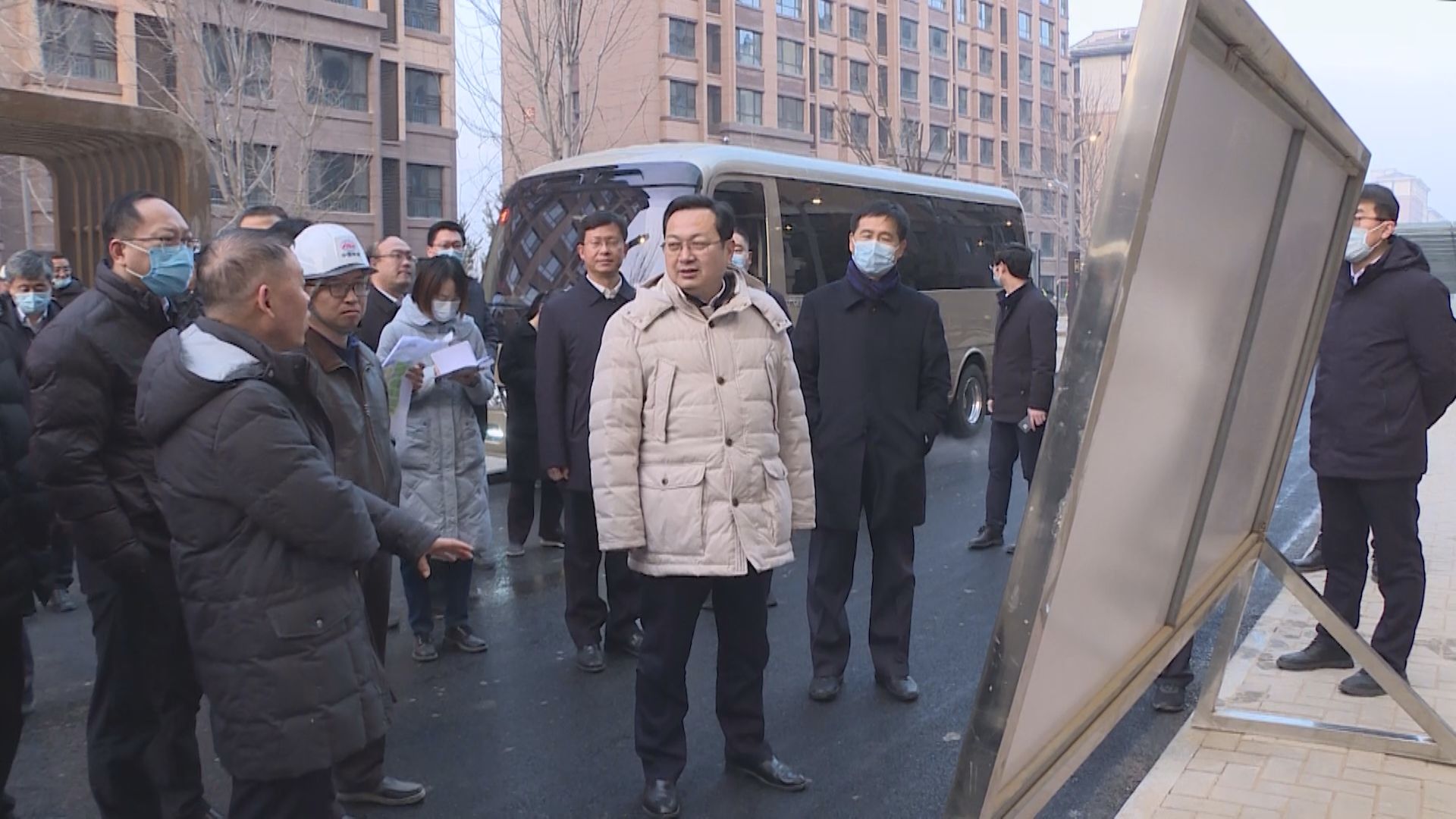 時政播報丨張國華赴容東片區調研檢查第二批安置房建設驗收及交付準備工作并召開座談會