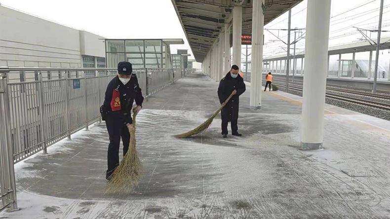 雄安新區(qū)迎來(lái)新年首場(chǎng)降雪 鐵路警方增派警力積極應(yīng)對(duì)