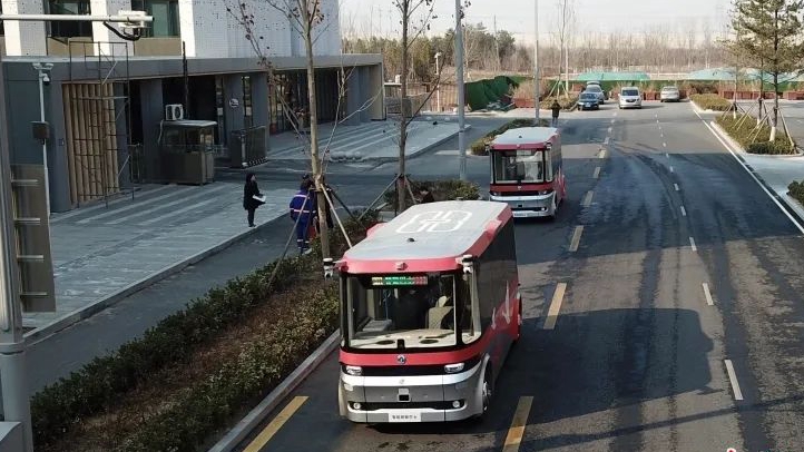 雄安智能網(wǎng)聯(lián)巴士進(jìn)行道路測試