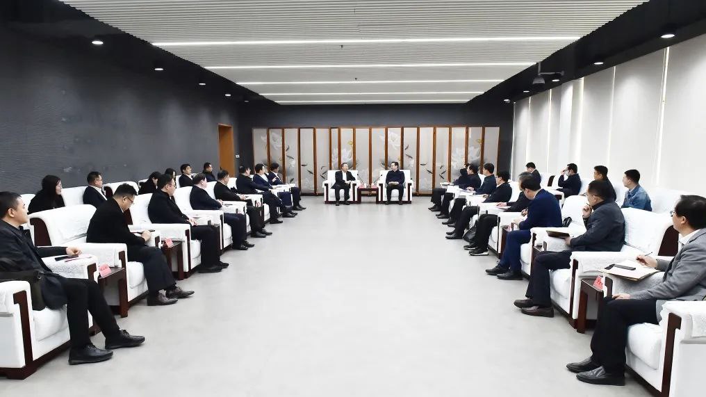 張國華與中國醫(yī)藥集團(tuán)有限公司黨委書記、董事長劉敬楨一行舉行工作座談