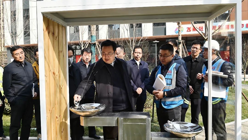 張國華調(diào)研容西片區(qū)龍泉河風(fēng)情街、街角游園建設(shè)情況