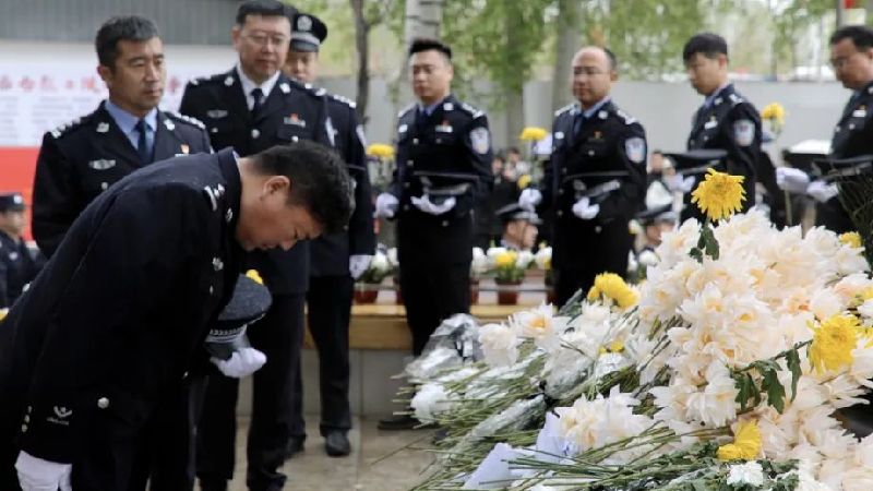 致敬·緬懷·奮進(jìn)丨雄安新區(qū)公安局組織開展“弘揚(yáng)英烈精神·賡續(xù)紅色血脈”祭掃緬懷活動
