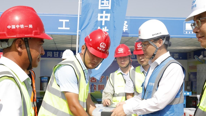 看建雄安丨啟動區(qū)東部社區(qū)服務(wù)中心項(xiàng)目為一線工人送清涼