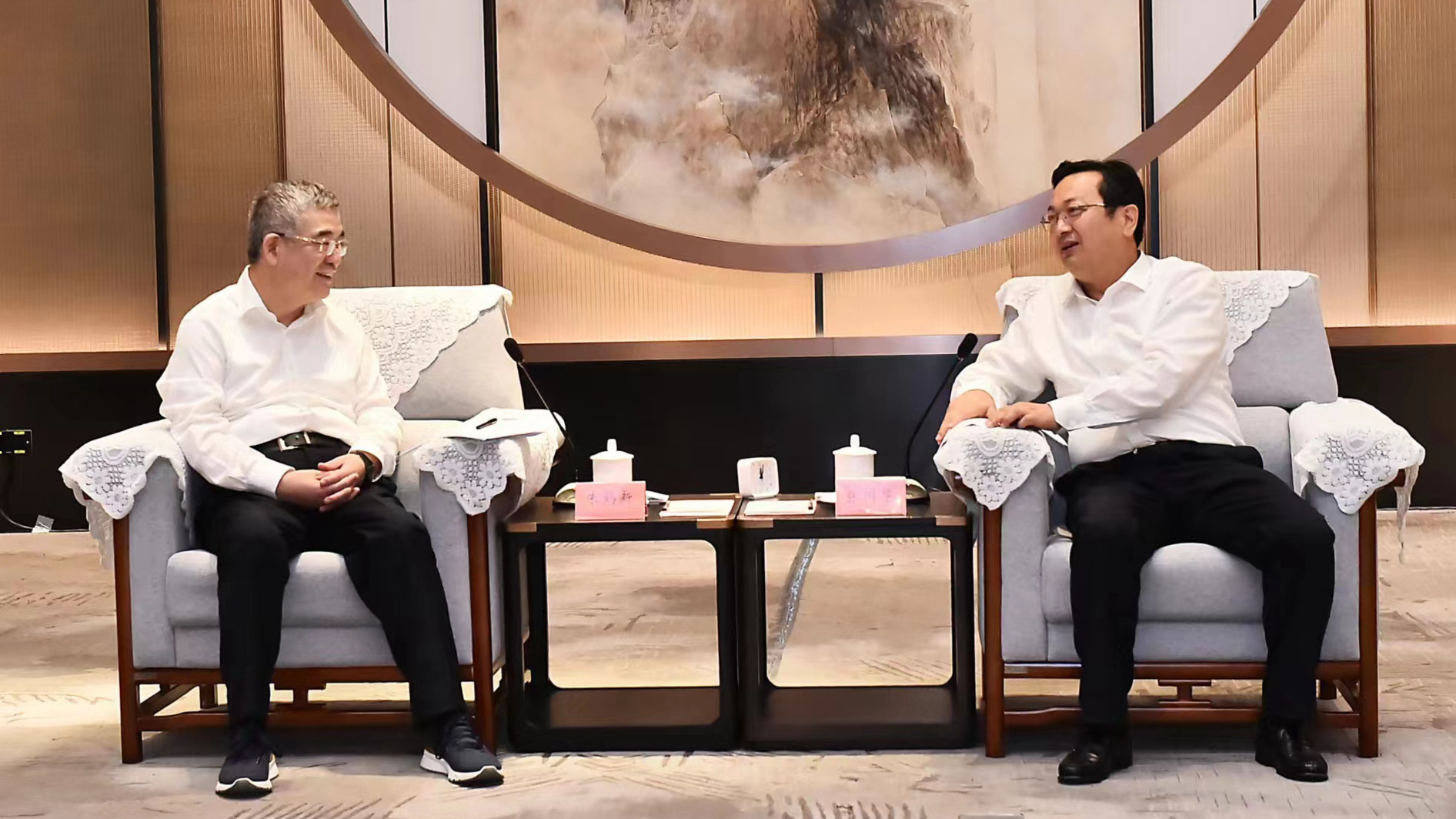 張國(guó)華與中信集團(tuán)董事長(zhǎng)朱鶴新一行舉行工作座談